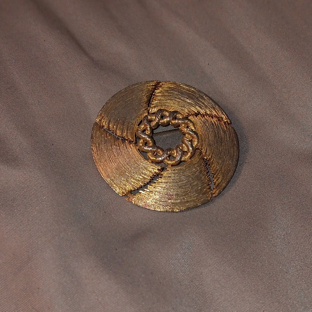 Vintage Lisner Brooch pin